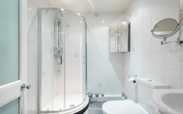 Platinum Apartment in West London 9955