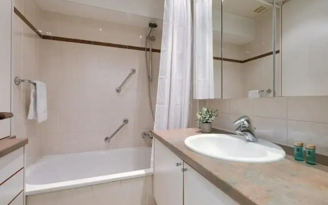 Characterful Apartment With Lateral sea View