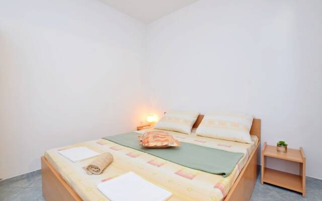Apartment and Rooms Mila