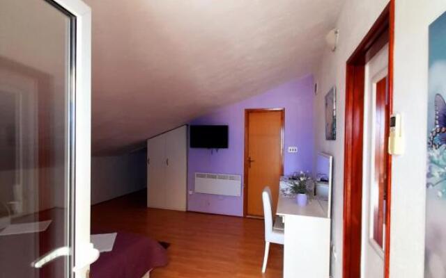 Apartments and Rooms Jasna