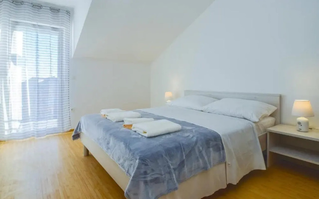 Nice Home in Podstrana With Wifi and 2 Bedrooms