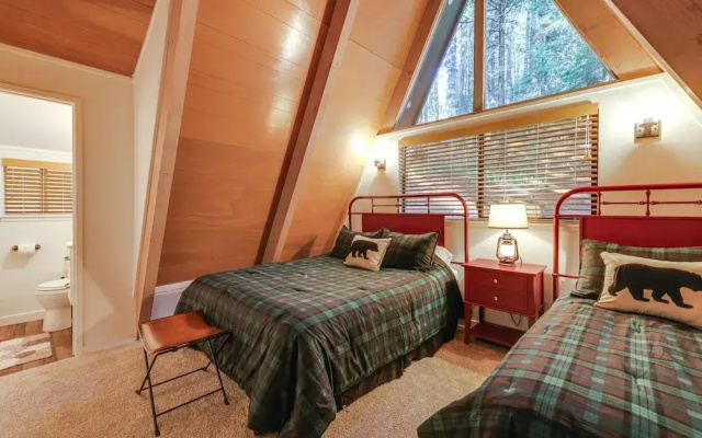 Deck & EV Charger: Pet-friendly Arnold Cabin!