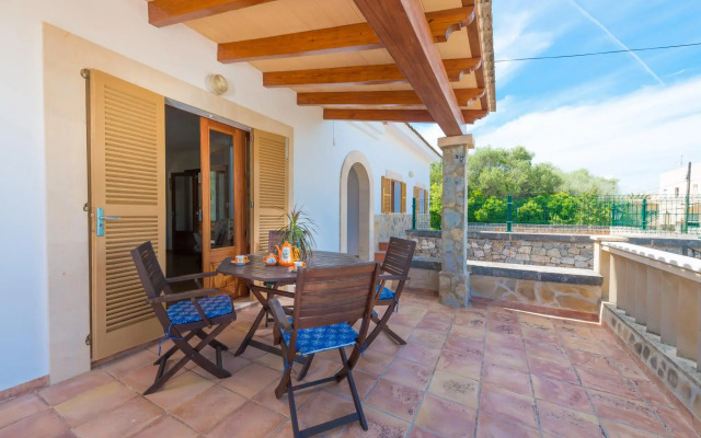 BARCELO-DANUS - Chalet with terrace in Porto Colom. Free WiFi