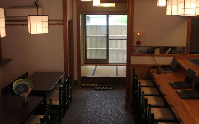 Shaq Bighouse - Hostel