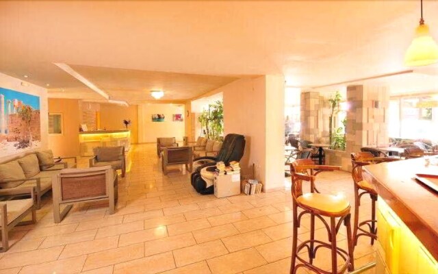 Carina Hotel