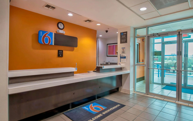 Motel 6 Eagle Pass, TX - Lakeside