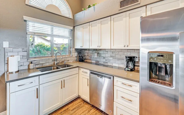 Saltwater Pool & Grill: Tempe Retreat!