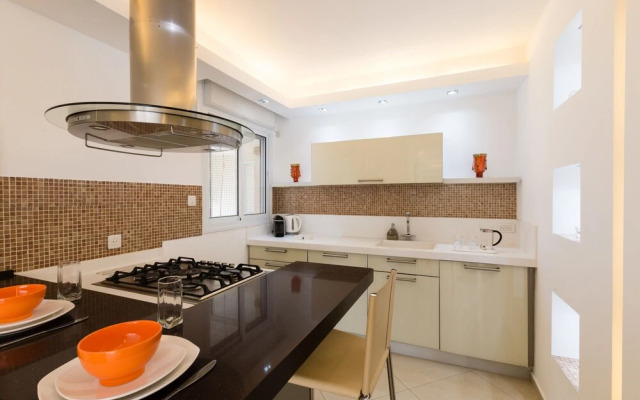 Apartment with Sauna, Hot Tub & Parking