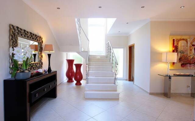 Outstanding Villa Very Well Located Near The Beach