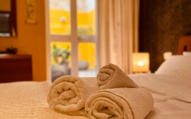 Valletta Collection - Merchant Str Apartment with large yard