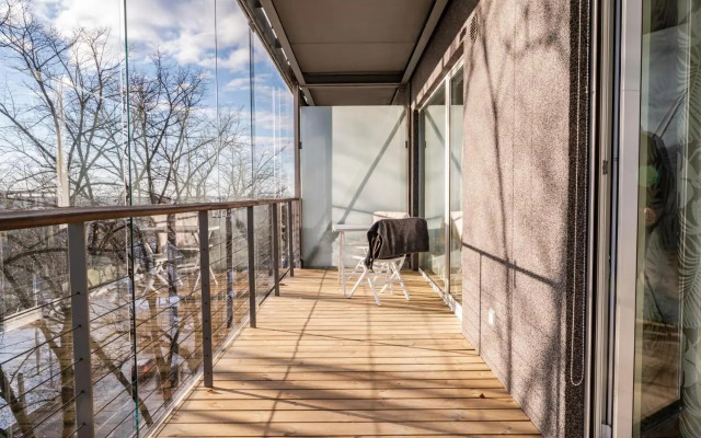 Freshly Renovated Apartment Next To Old Down