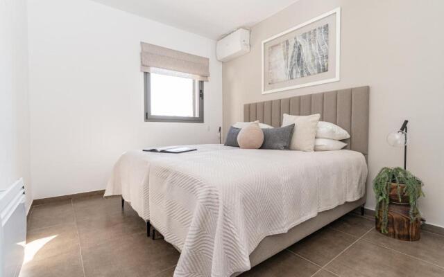 Deluxe 3 Bedrooms Flat in Residential Area