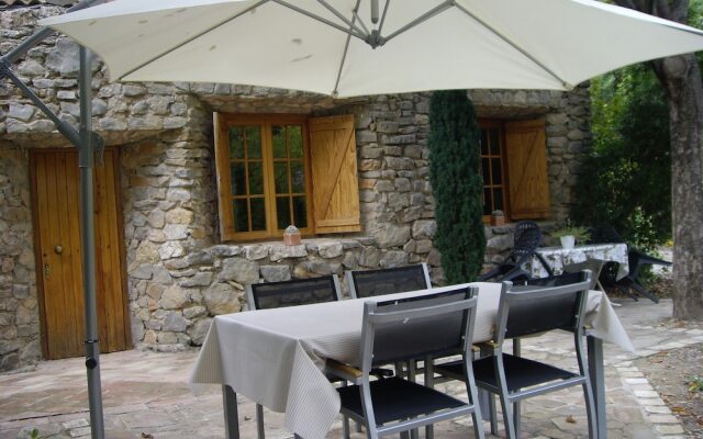 La Casita con jardín frente a la cascada