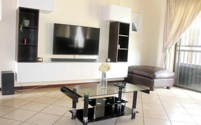 Cozy 3 Bed Duplex ,sleeps 6 With Double Bathroom