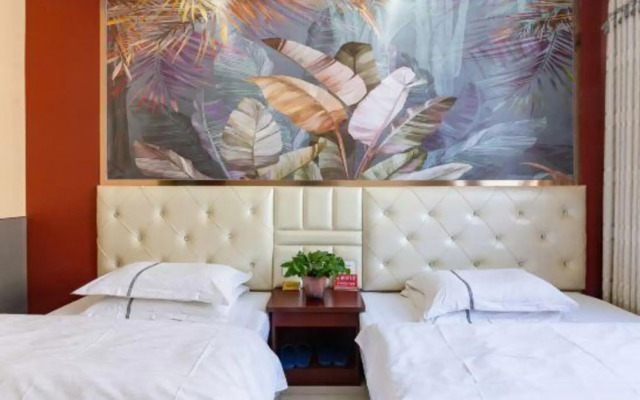 鸿晟云栖酒店(西安航天城凤栖原地铁站店)