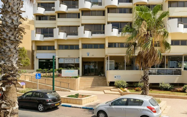 3BR Apt Steps from Sea W Parking