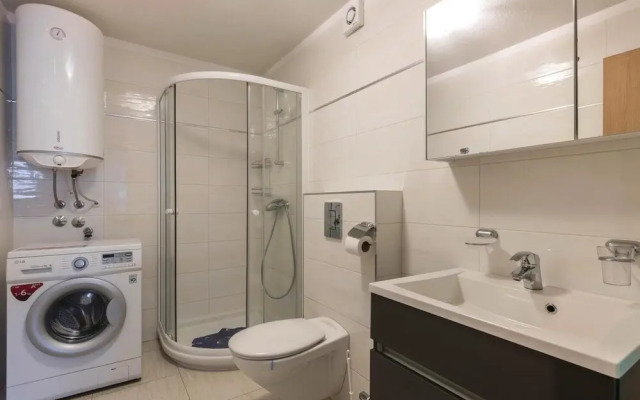 Stunning Home in Novigrad With Wifi and 4 Bedrooms