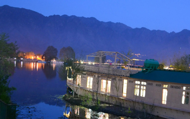 Peacock Houseboats