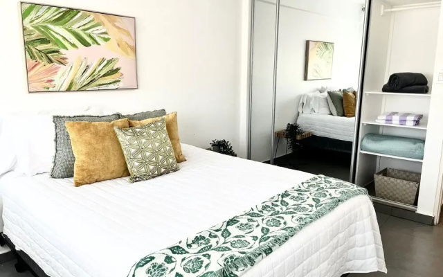 Centrally Located Sunny Apartment Walk to Beaches