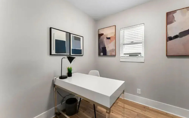 City Oasis With Hot Tub Group-friendly