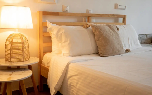 Adonis Hotel Studios & Apartments