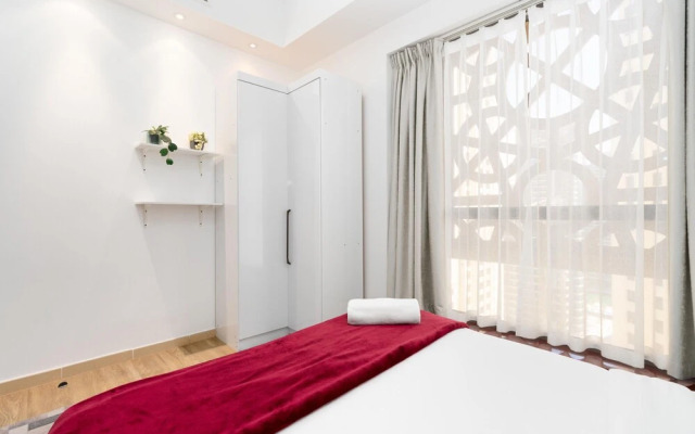 Whitesage - Magnificent Waterfront Apt, Steps From the Beach