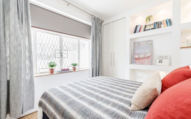 Modern Holland Park apartment