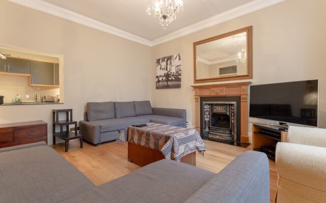 Spacious South Kensington 1 Bedroom Apartment