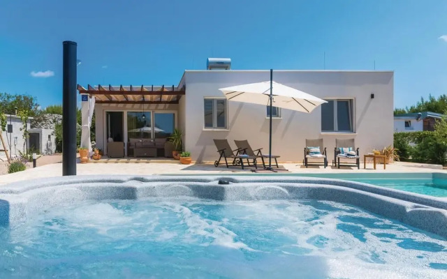 Stunning Home in Jadrija With Jacuzzi, Wifi and 2 Bedrooms