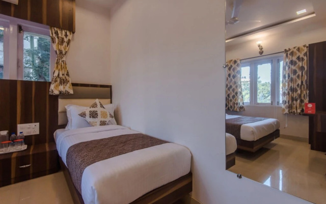 Hotel Golden Palms by OYO