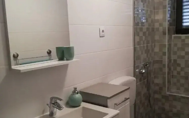 Anna - Free Parking - A2