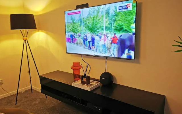 House - Sleeps up to 10 & Free Parking