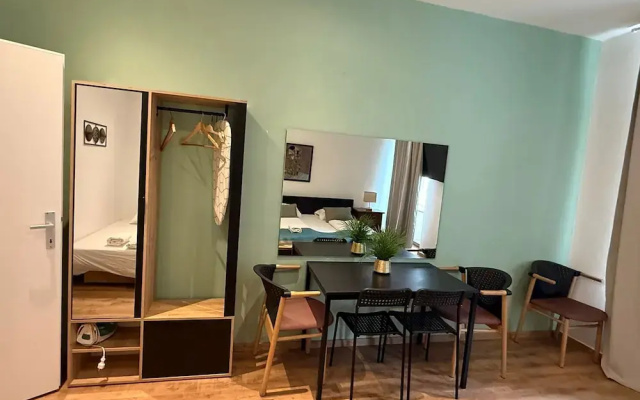 Chic 2BR Apt Steps from Westbahnhof