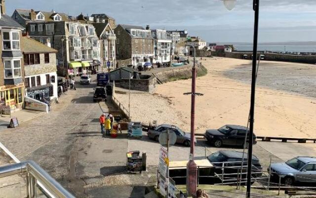 Modern studio apartment with stunning views!