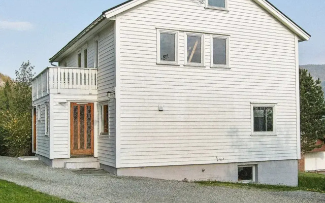 8 Person Holiday Home in Skiftun