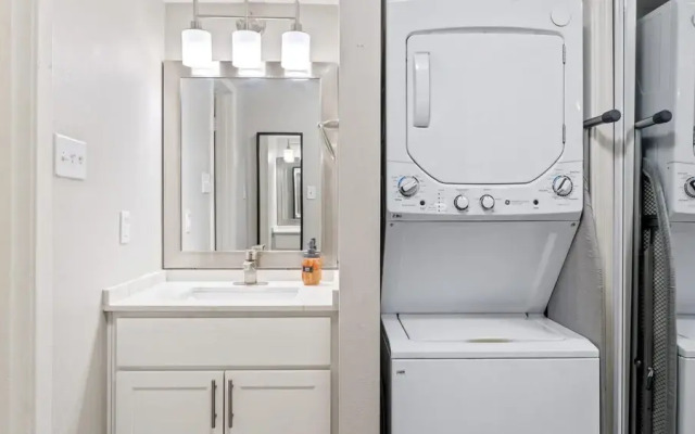 Charming Studio Close to Downtown and Domain