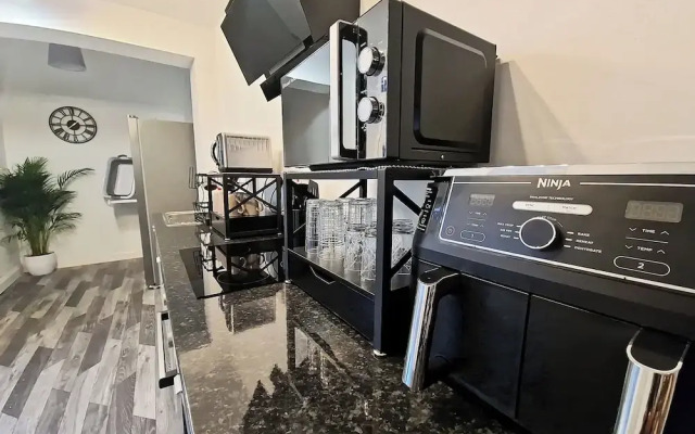 Ashfield House by Cyber Living - Modern Stay!