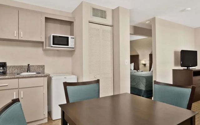 Econo Lodge Inn & Suites