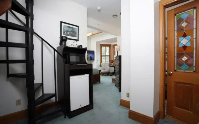 Renaissance Riverboat Suites And Rooms