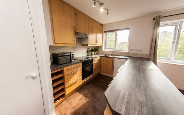 Bright and Spacious Flat Near Borough