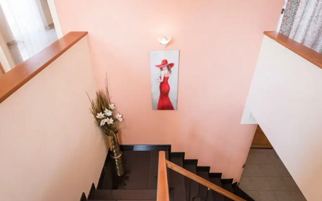 Steps to the Beach Spacious Home-Parking