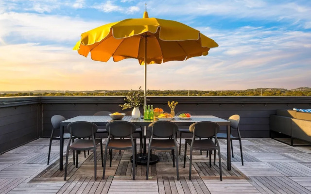 The Carter 505 by Avantstay 4BR Balcony