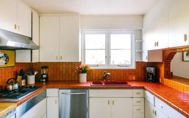 Frida by AvantStay | Sleeps 16! Prvt Estate w/ Tennis Ct & Mins to Beach!