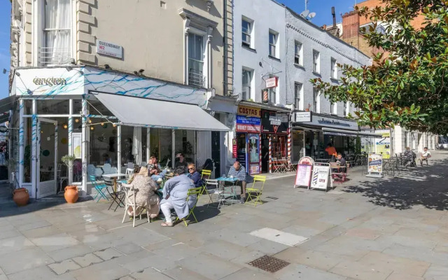 St Stephen's Gardens VII by Onefinestay