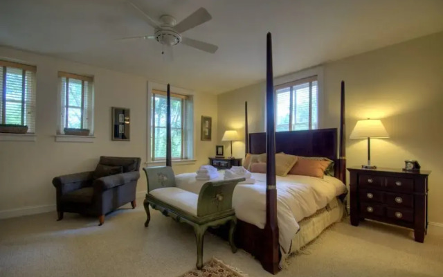 Biltmore Village Hideaway - 2 Br Condo