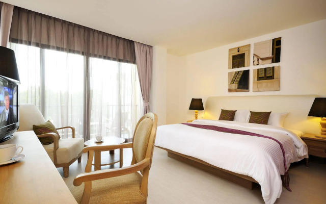 The StandardX Bangkok Phra Arthit