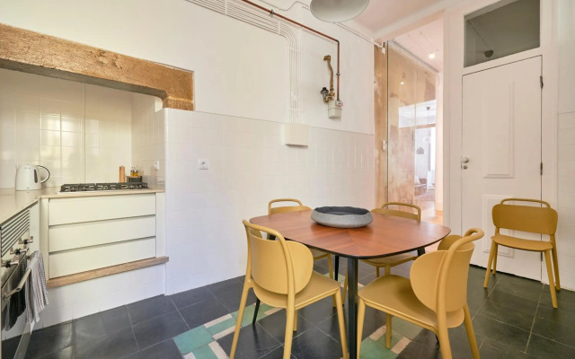 Sunny Pink Street Historical Apt, By TimeCooler