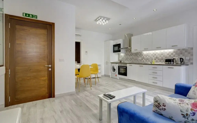 Stylish 2BR Apart, Steps Away from the Beach