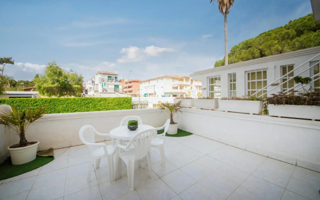 R126 Beachfront Apartment Sant Salvador