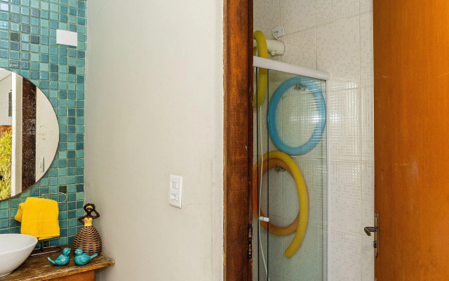 Casa com piscina e churrasqueira perto da praia